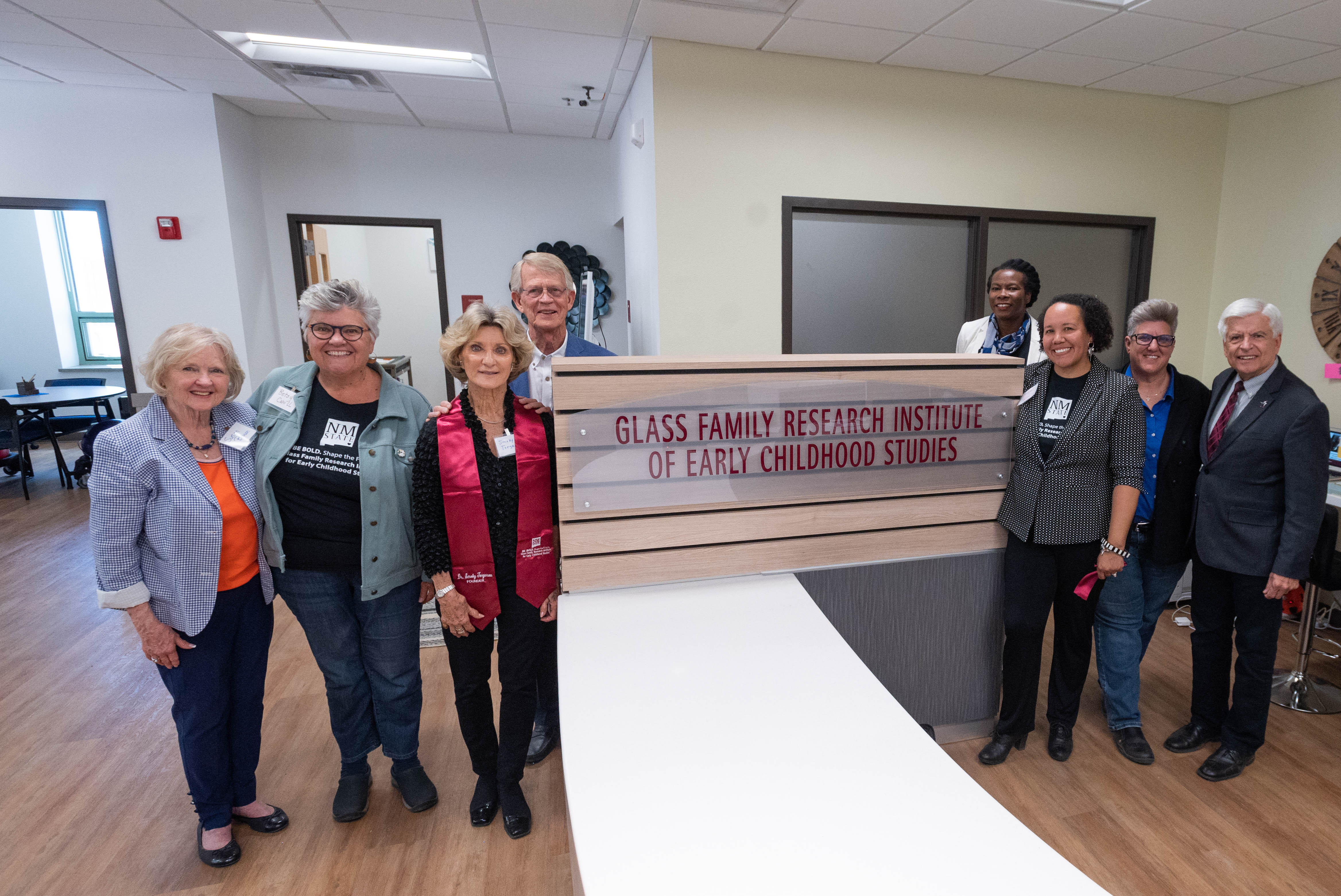 GlassFamilyResearchInstitute_RibbonCutting_041422-15.jpg